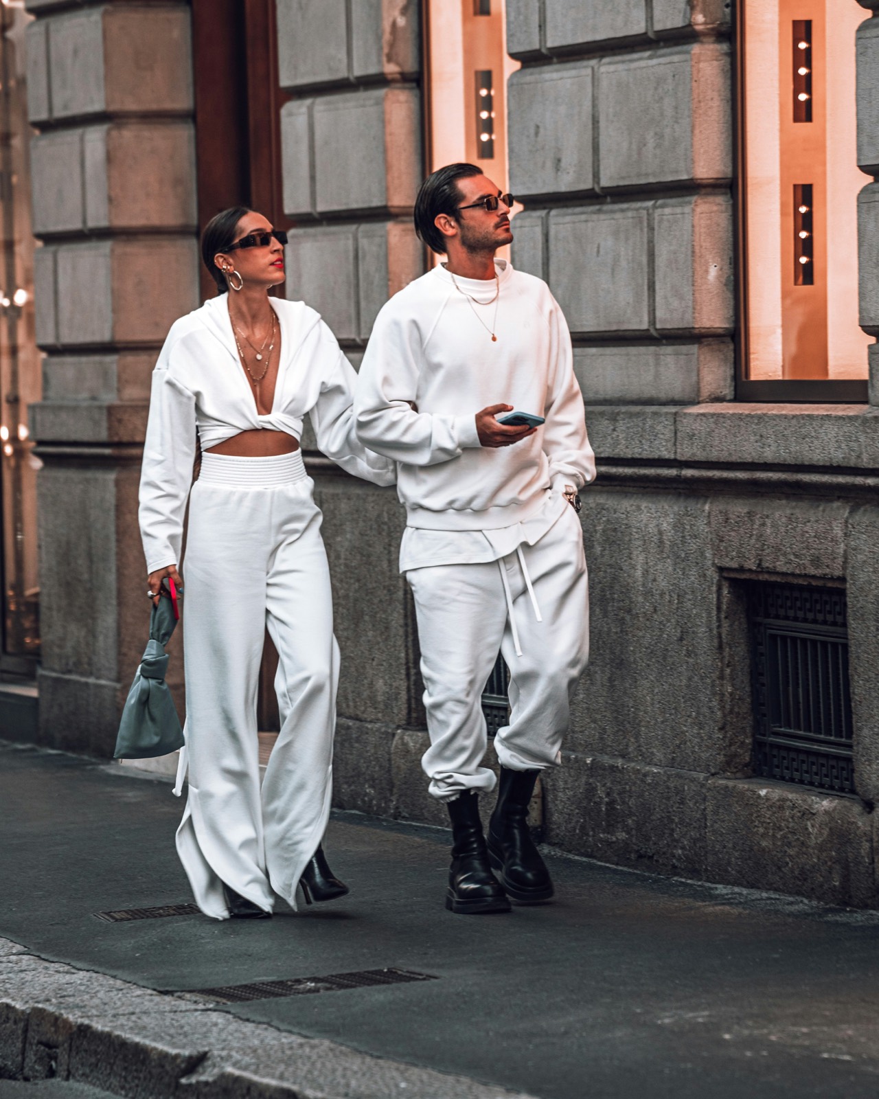 Avant retouche — visuel éditorial deux modèles streetwear